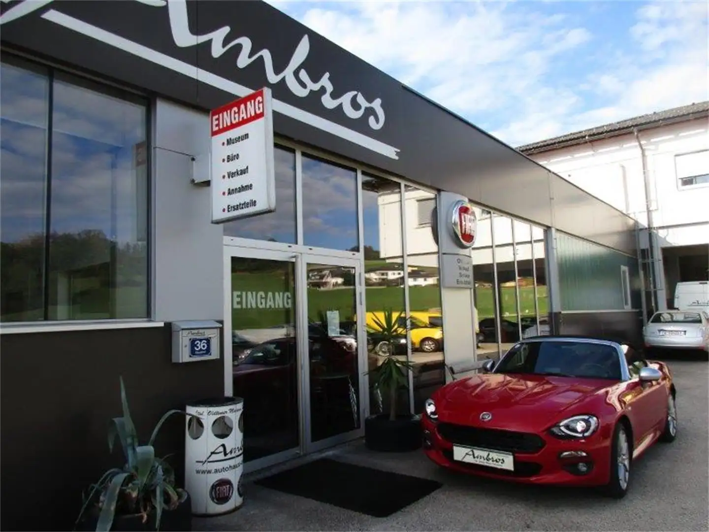 Fiat 124 Spider Lusso - LIMITED EDITION No. 28/50 Rot - 1