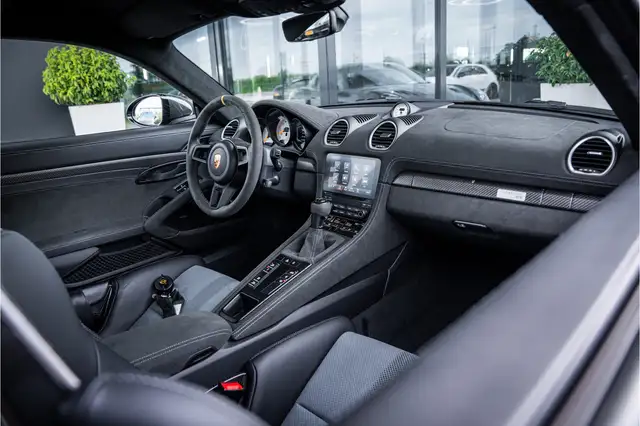 Porsche 718 view 10