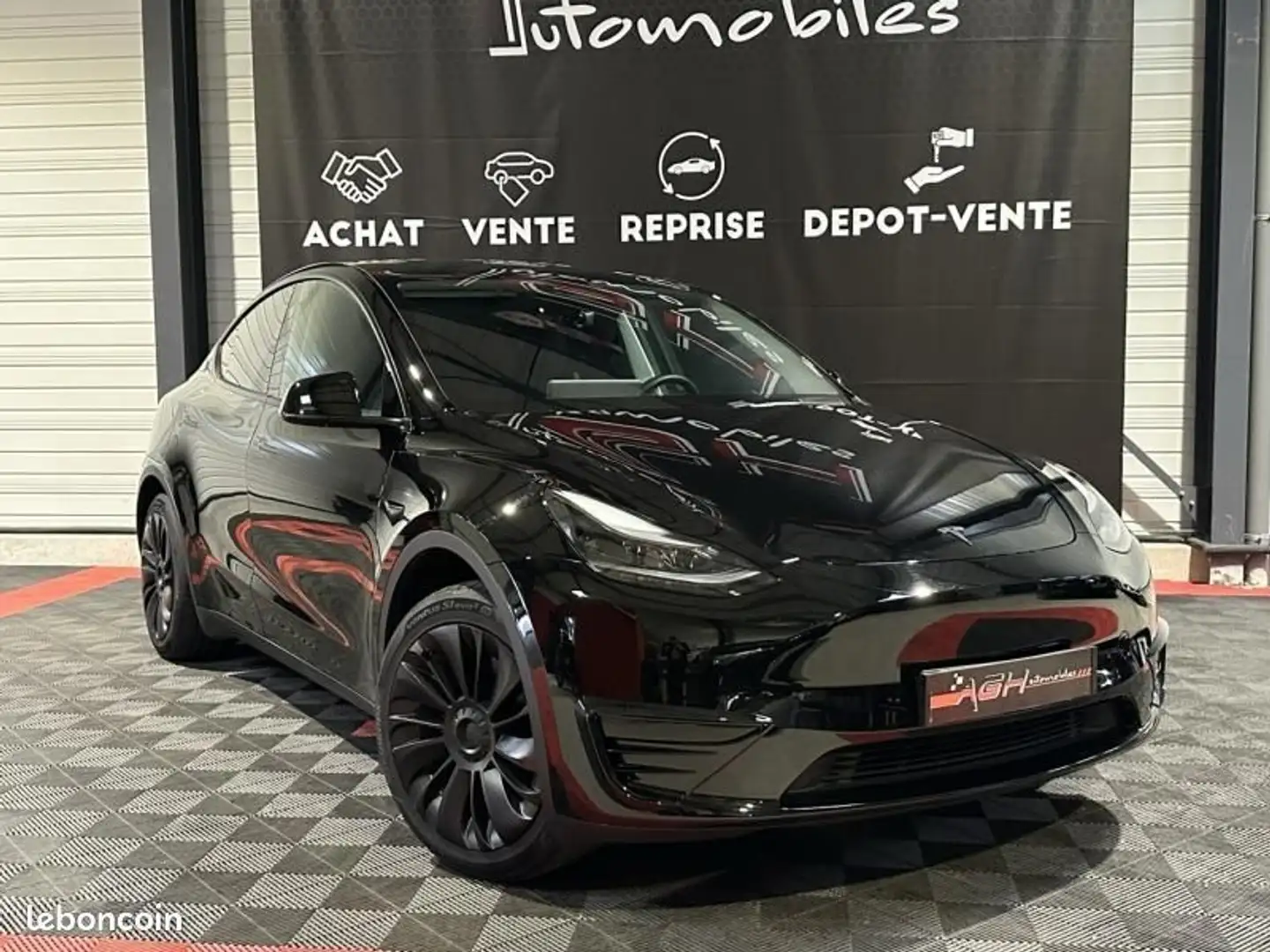 Tesla Model Y Standard RWD Schwarz - 2