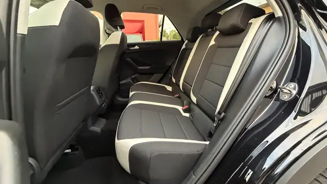 Volkswagen T-Roc view 11
