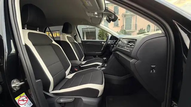 Volkswagen T-Roc view 13