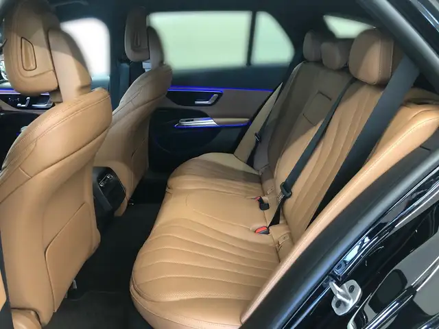 Mercedes-Benz 220 view 7