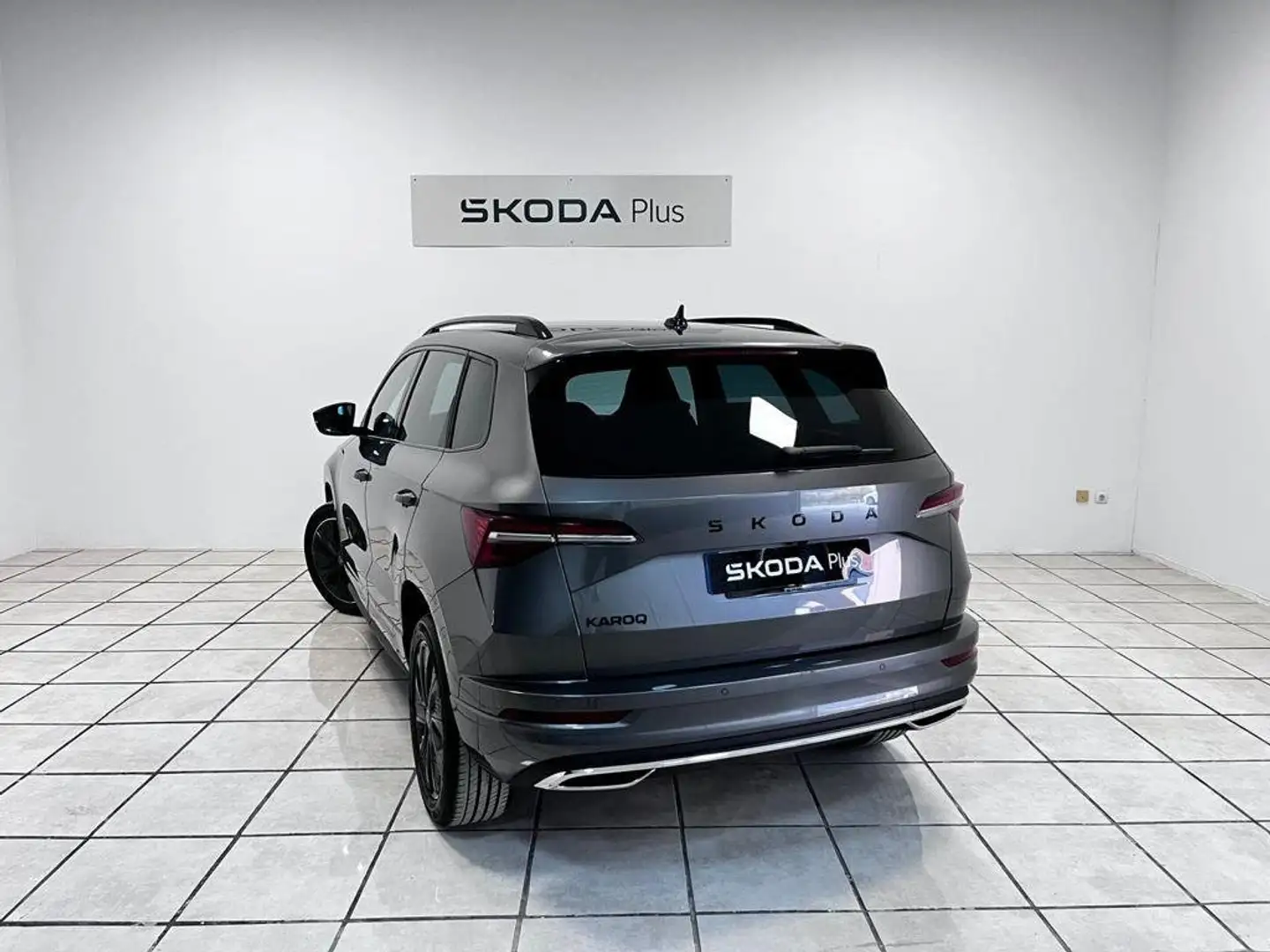 Skoda Karoq 1.5 TSI Sportline ACT DSG 110KW Gris - 2