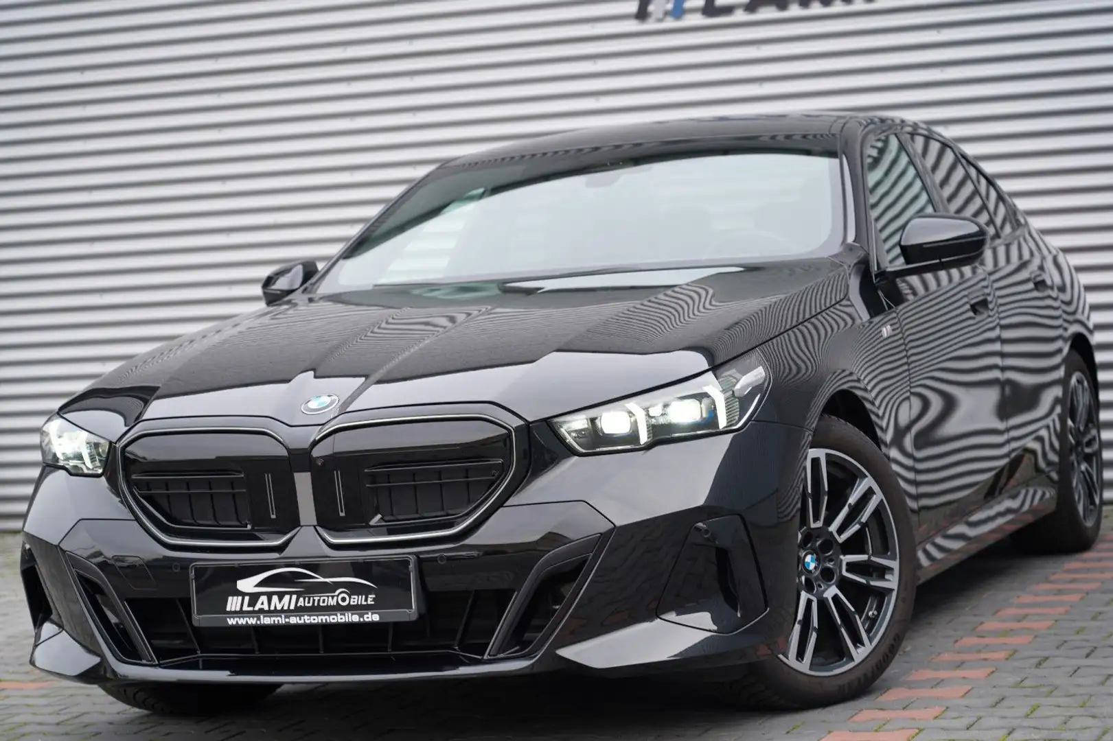 BMW 520 d xDrive M Sport 360 HUD ICONIC H&K MEMORY Schwarz - 1
