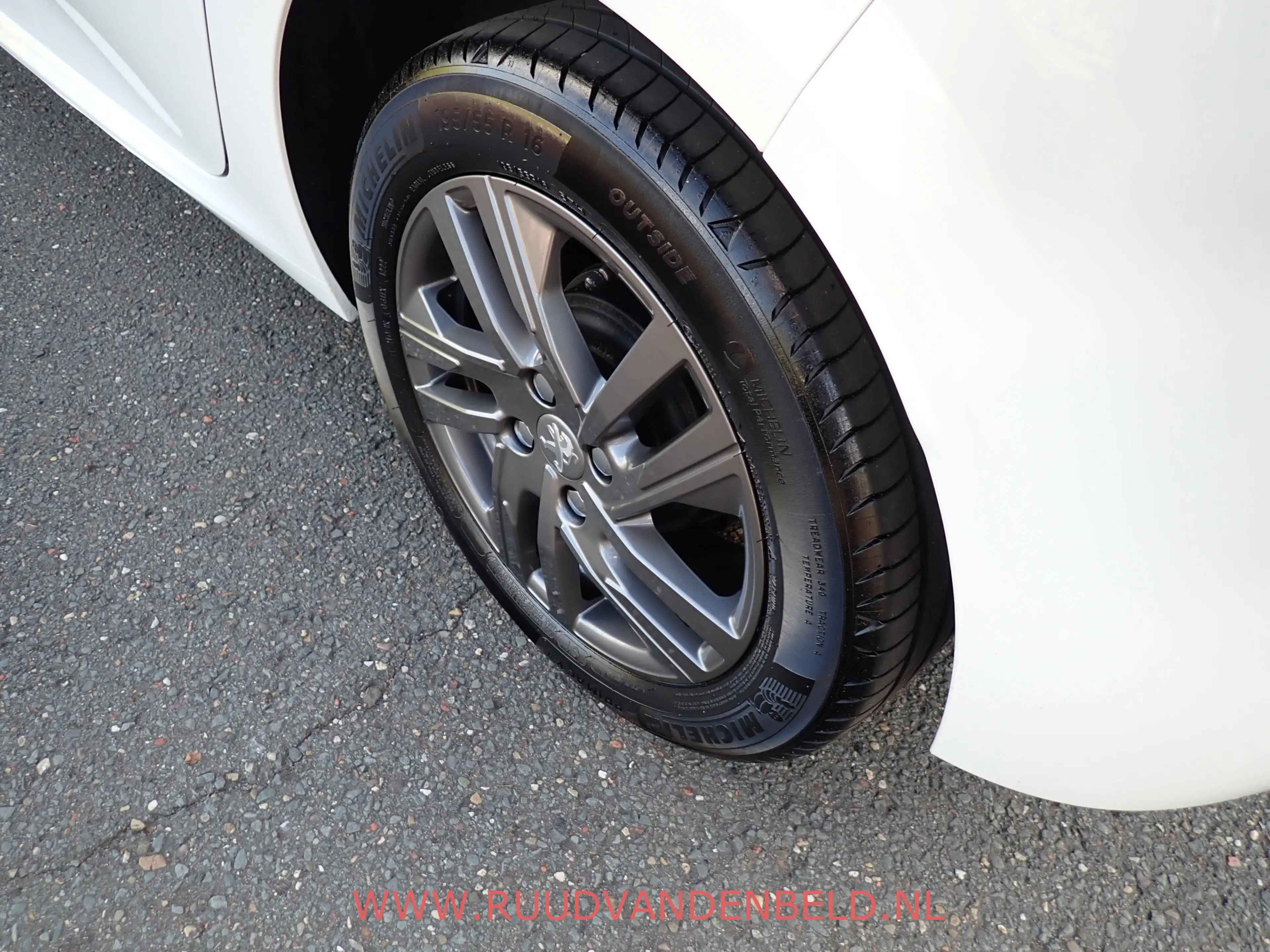Peugeot 208 1.2 STYLE ACHTERSPOILER + GETINTE RAMEN / CRUISE / — photo 8