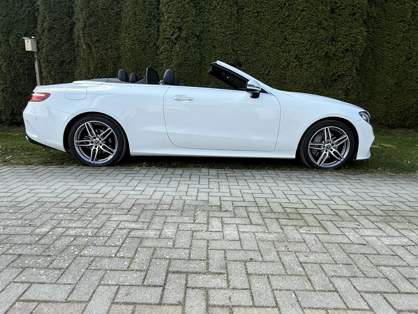 Mercedes-Benz E 200 Cabrio 9G-TRONIC AMG Line - 1