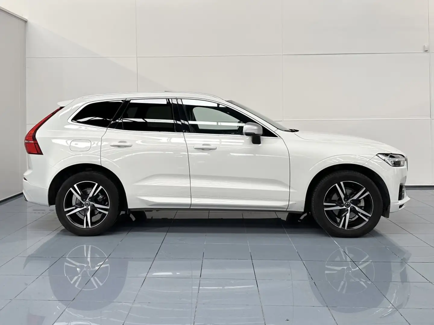 Volvo XC60 D4 R-Design Premium Edition AWD Aut. Wit - 2