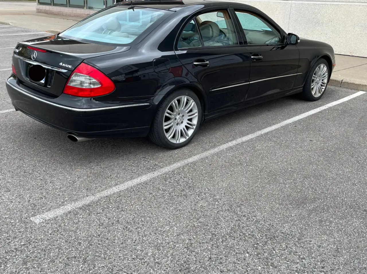 Mercedes-Benz E-Class снимка Mercedes-Benz E-Class