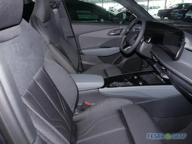 Audi Q3 view 6