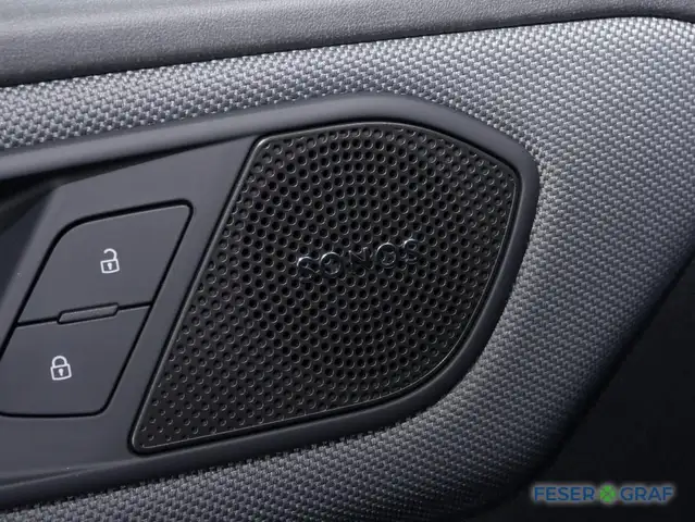 Audi Q3 view 11