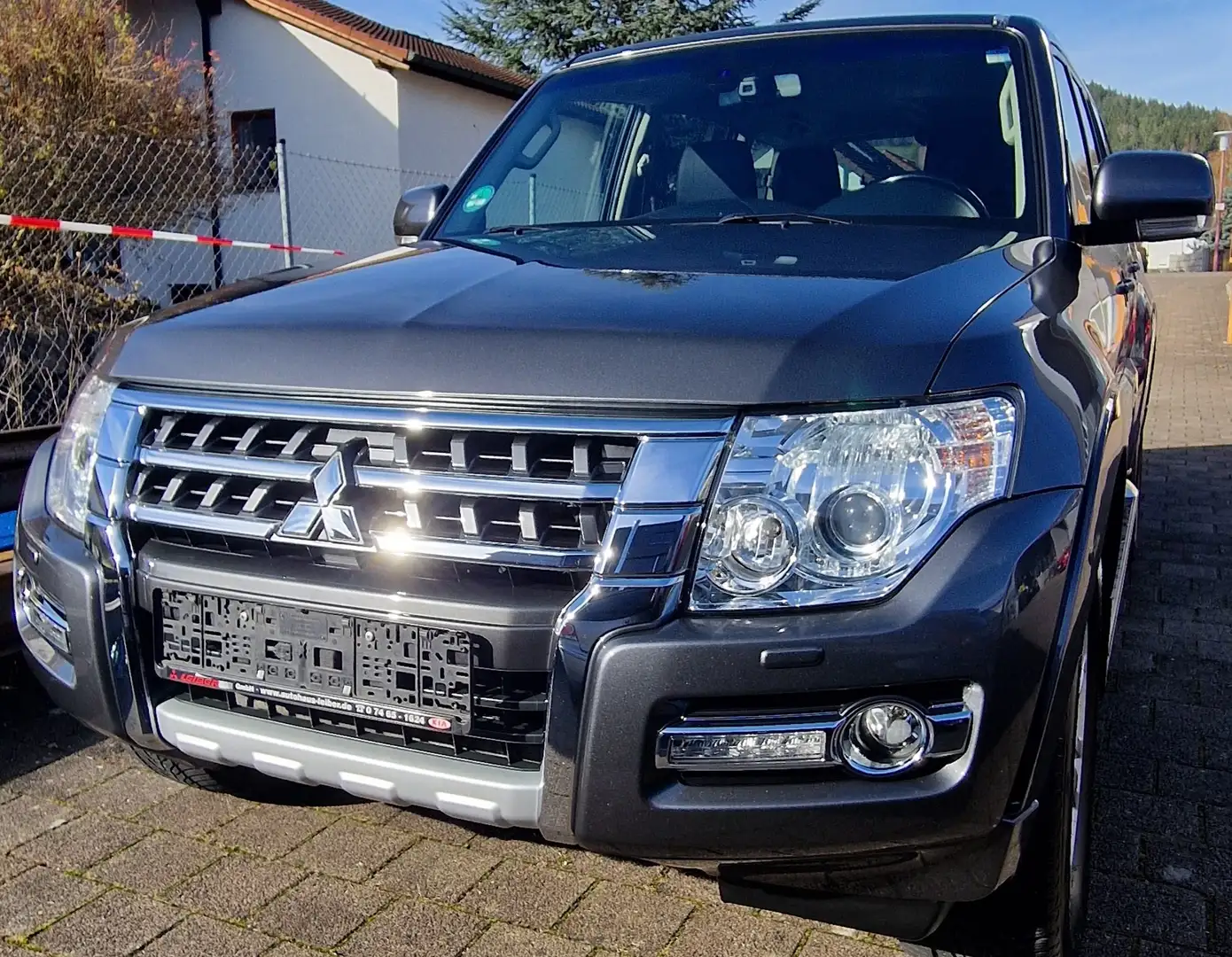 Mitsubishi Pajero Pajero 3.2 DI-D Automatik Plus Grijs - 1