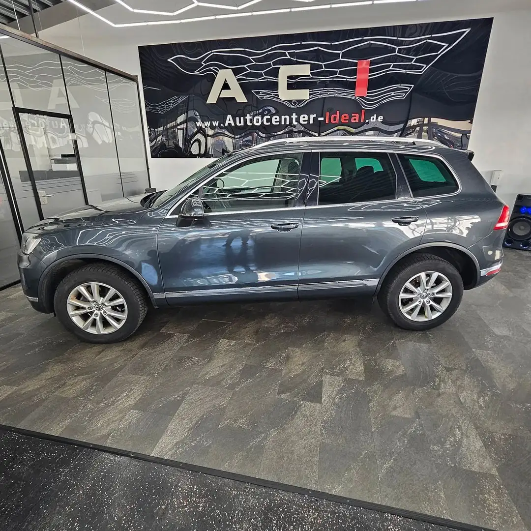 Volkswagen Touareg V6 TDI Terrain T. 4M,AHK,StaH.,SoftC.Pan Gris - 2
