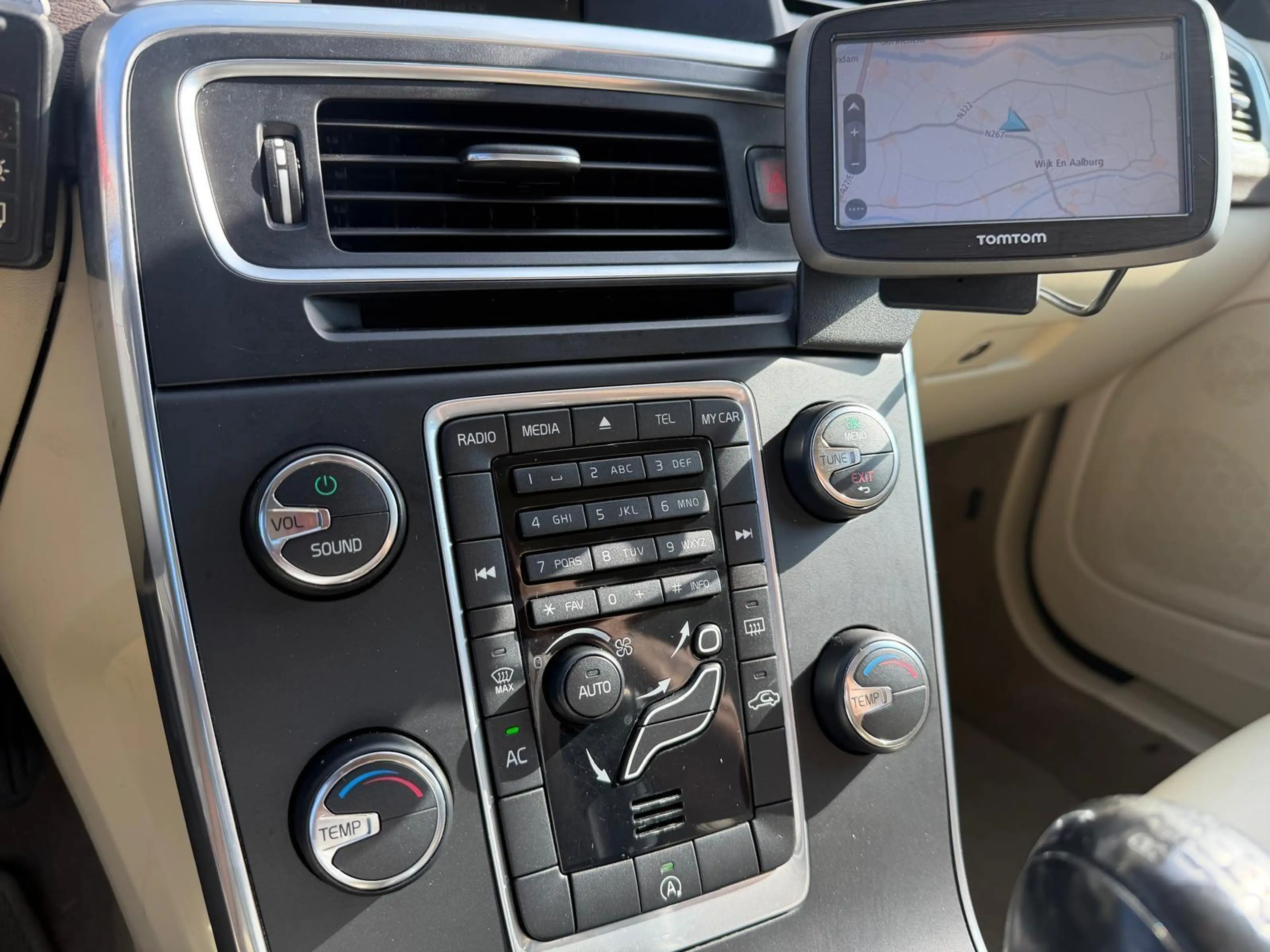 Volvo S60 1.6 D2 Summum/AIRCO/TREKH/NAVI/LEER/CRUISE/APK — photo 18