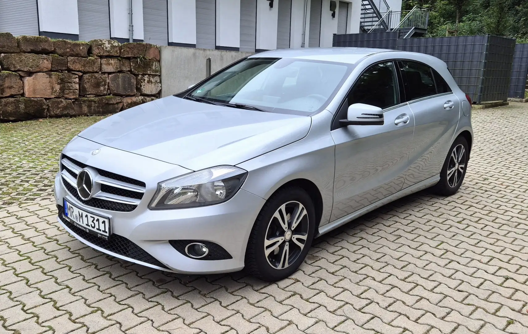 Mercedes-Benz A 180 BlueEFFICIENCY Edition*Service neu* Silber - 1