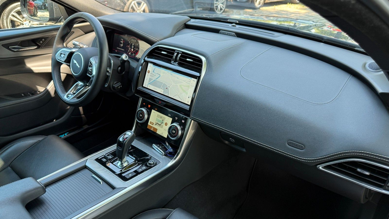 Jaguar XE R-Dynamic SE/360°/PANO/ACC/LED — photo 11