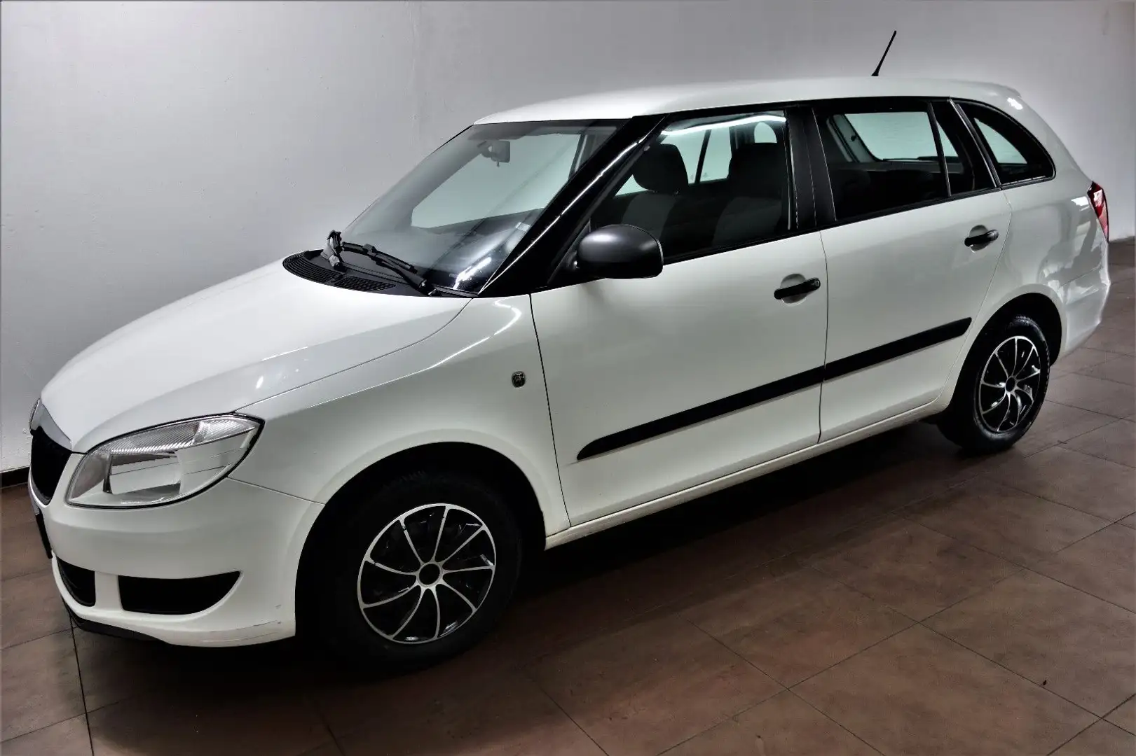 Skoda Fabia 1.2 Combi Cool Edition Klima/CD/5-Gang/AHK Weiß - 2