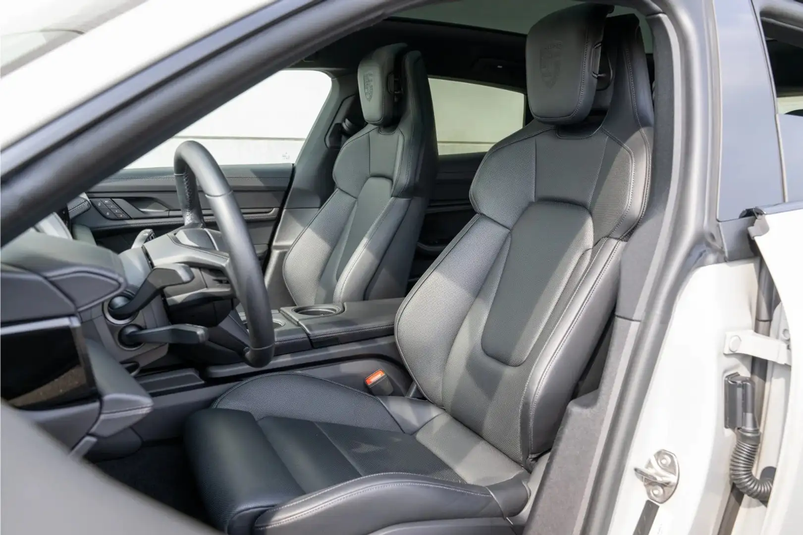 Porsche Taycan Cross Turismo 4 93,4 kWh Sportsitze OFFROAD Paket Grau - 2