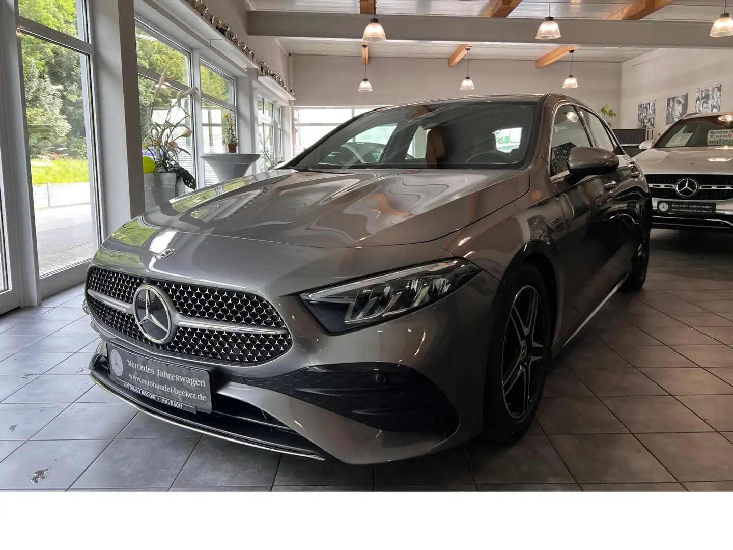 Mercedes-Benz A 180 AMG Advanced Plus *MBUX*Ambiente.*Winterpaket* Grau - 2