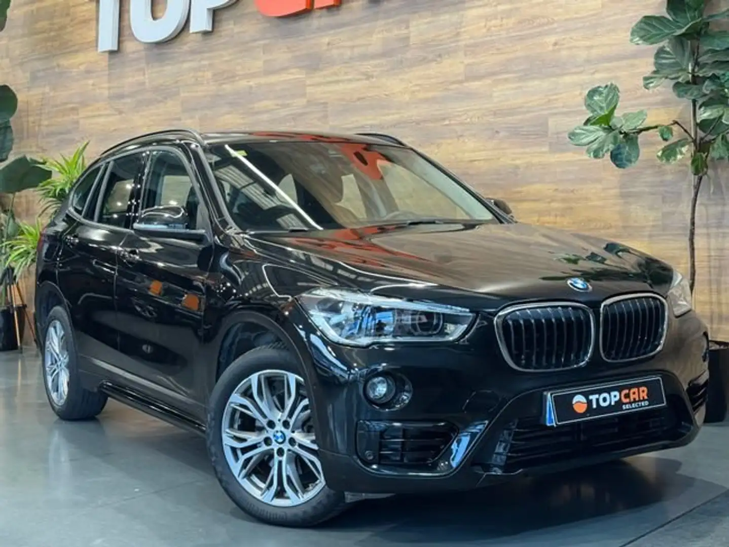 BMW X1 sDrive 18iA M Sport Schwarz - 1