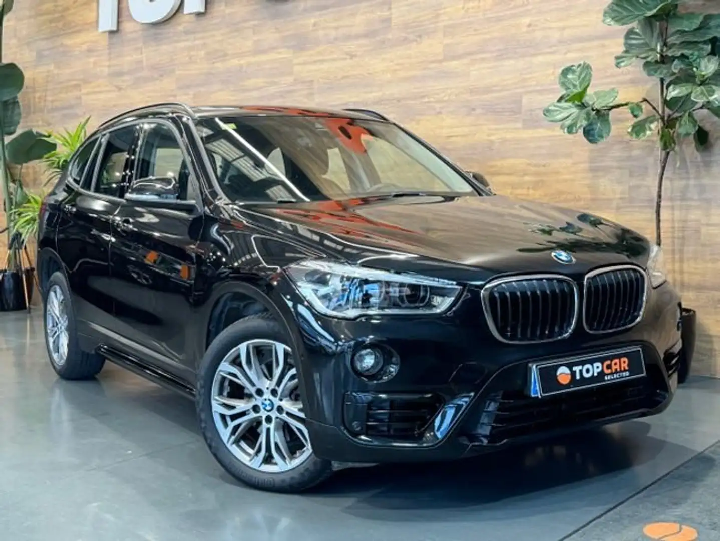 BMW X1 sDrive 18iA M Sport Schwarz - 2