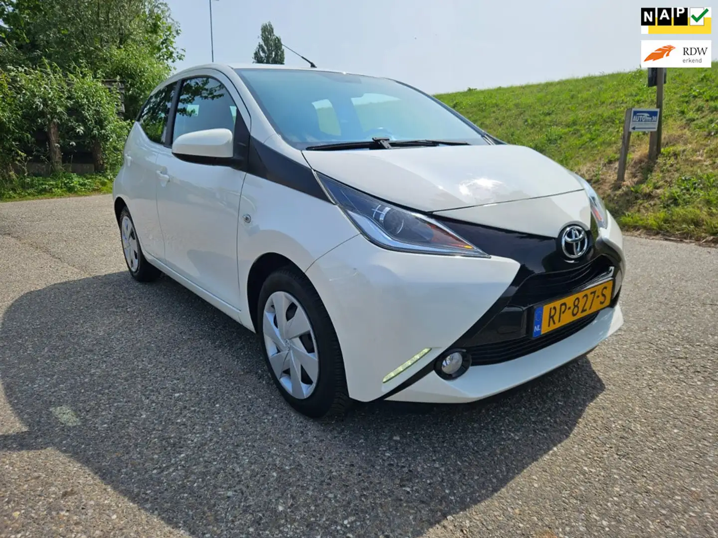 Toyota Aygo 1.0 VVT-i x-play,Navi,Camera,Airco Wit - 1