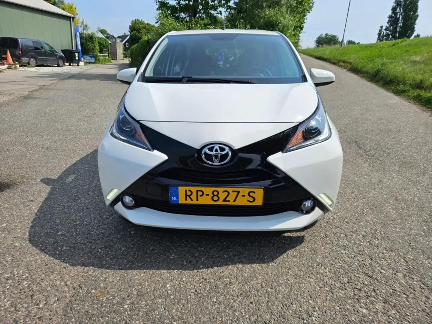 Toyota Aygo 1.0 VVT-i x-play,Navi,Camera,Airco Wit - 2