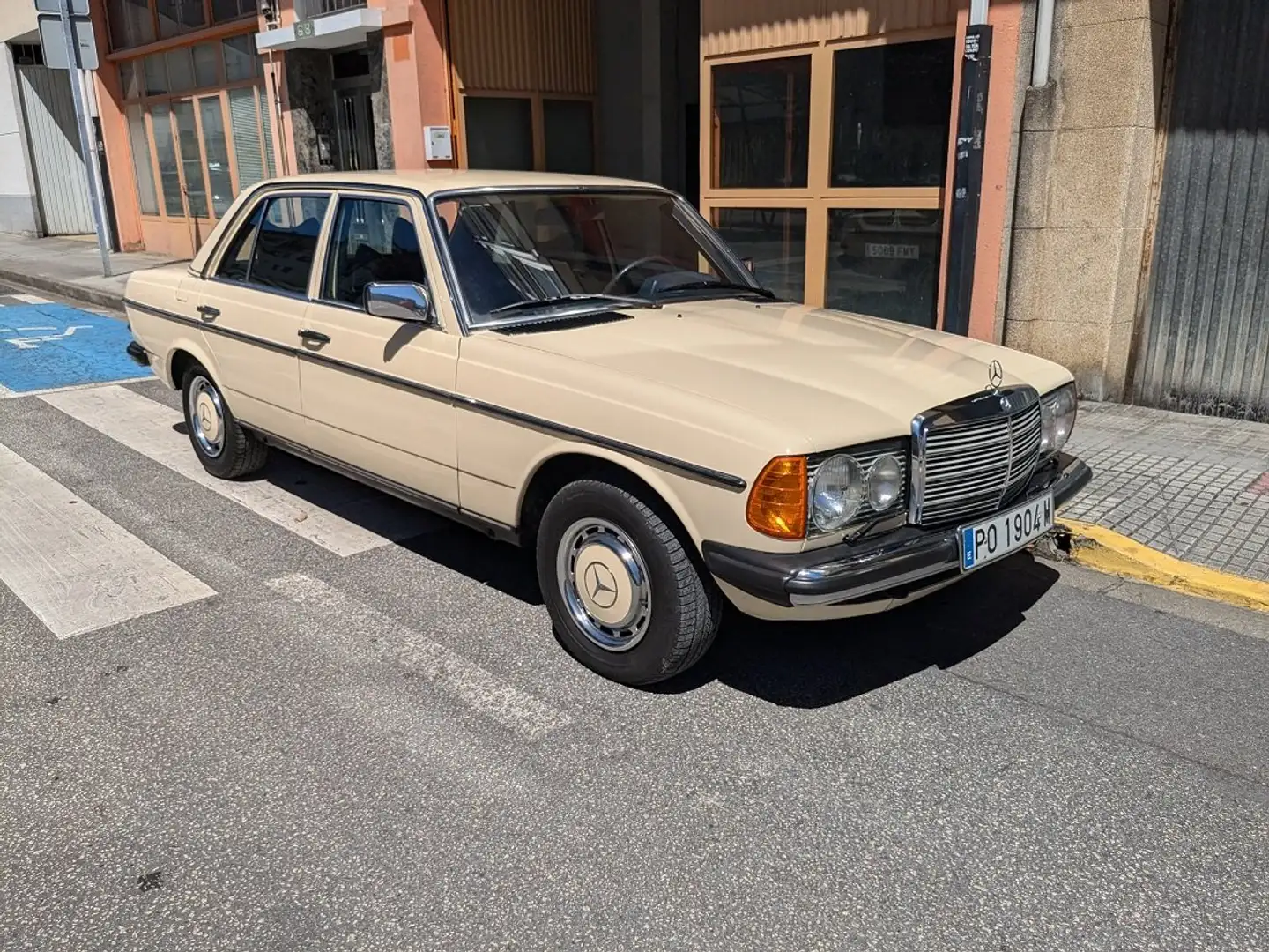 Mercedes-Benz 300 300D Beige - 1
