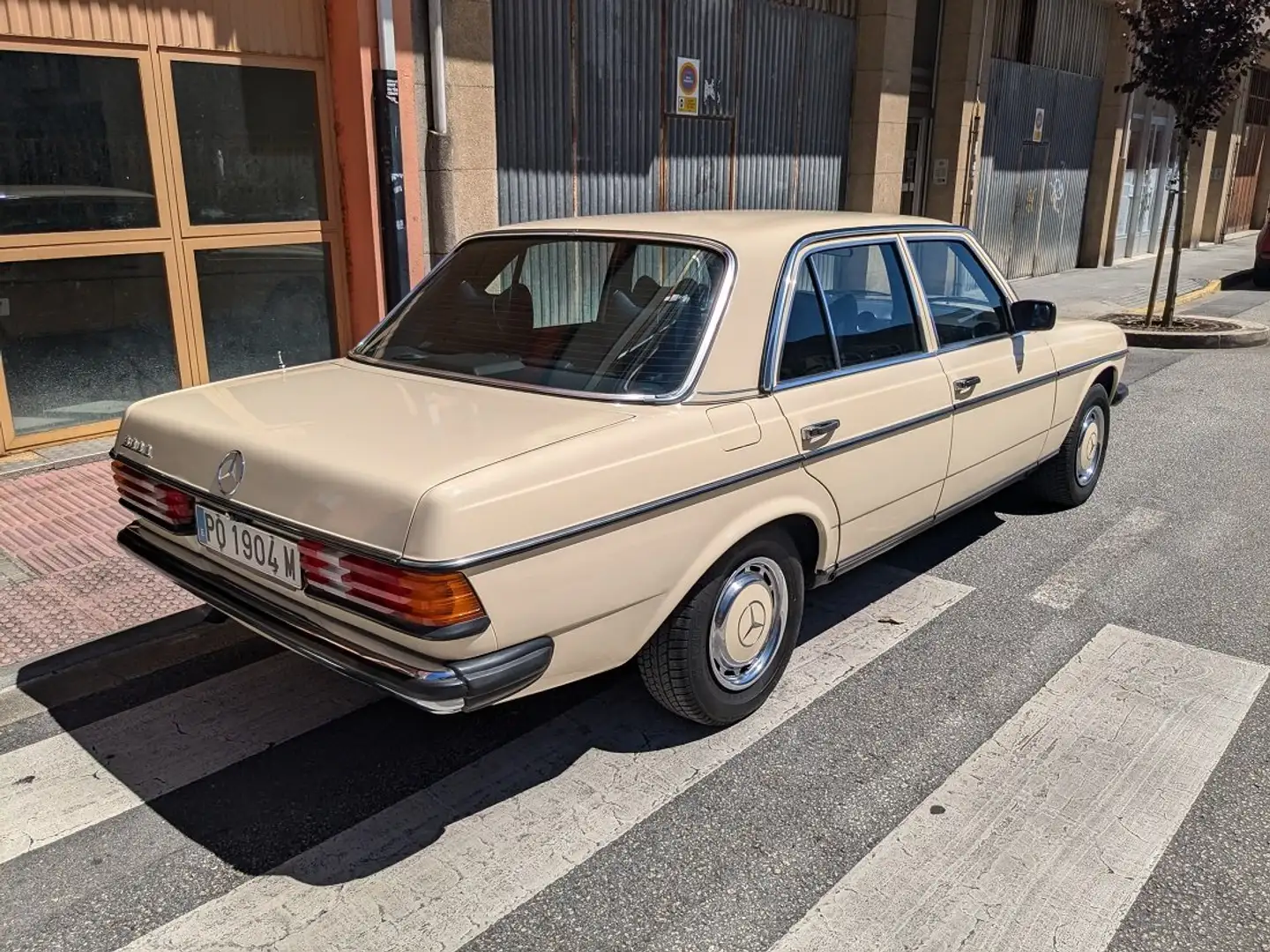 Mercedes-Benz 300 300D Beige - 2