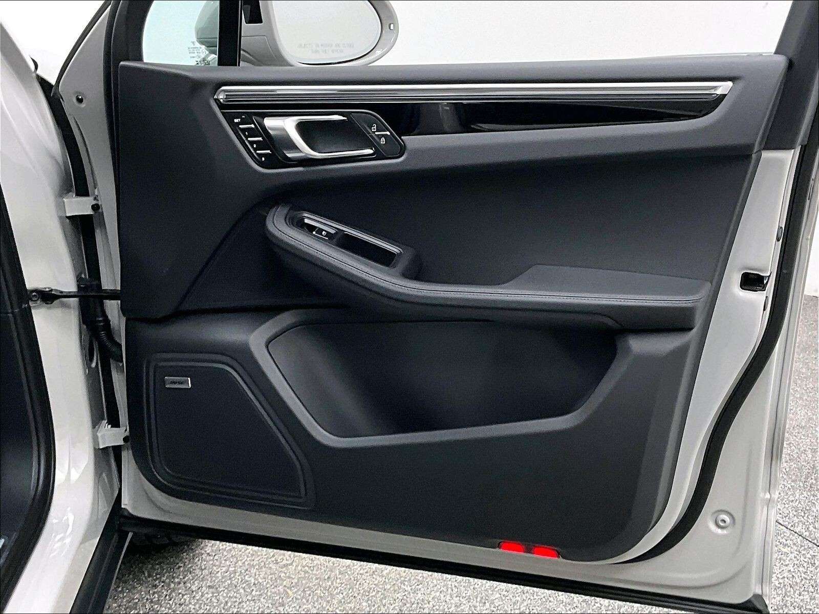 2026 Porsche Macan S thumb 29