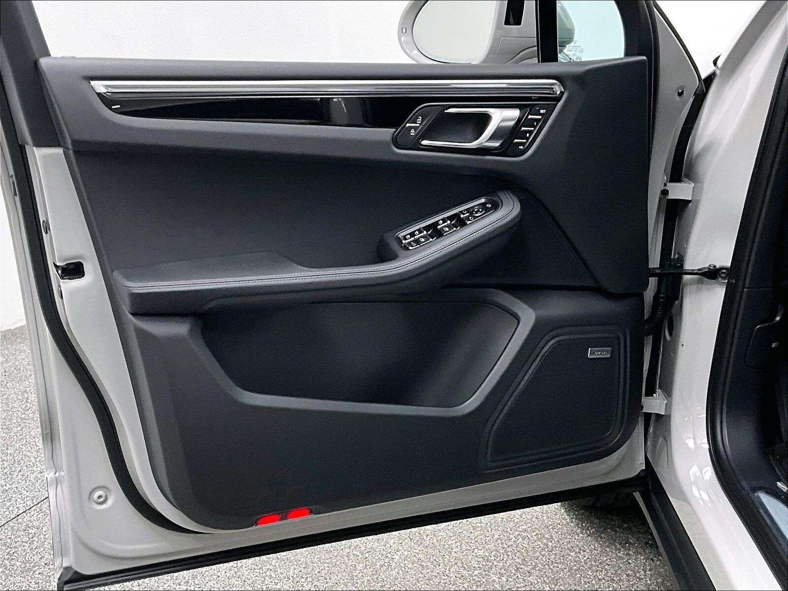 2026 Porsche Macan S thumb 17