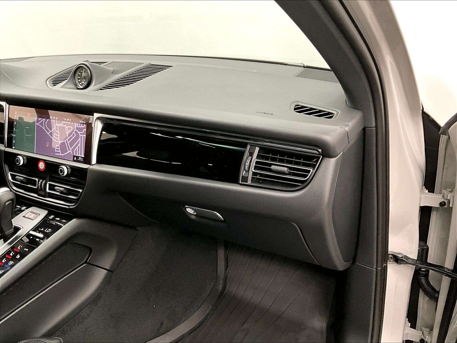 2026 Porsche Macan S thumb 26