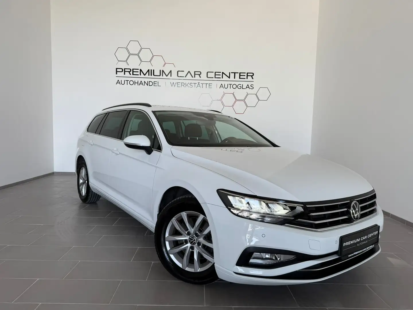 Volkswagen Passat Variant Business 2,0 SCR TDI DSG LED // NAVI // TOUCH Wit - 1