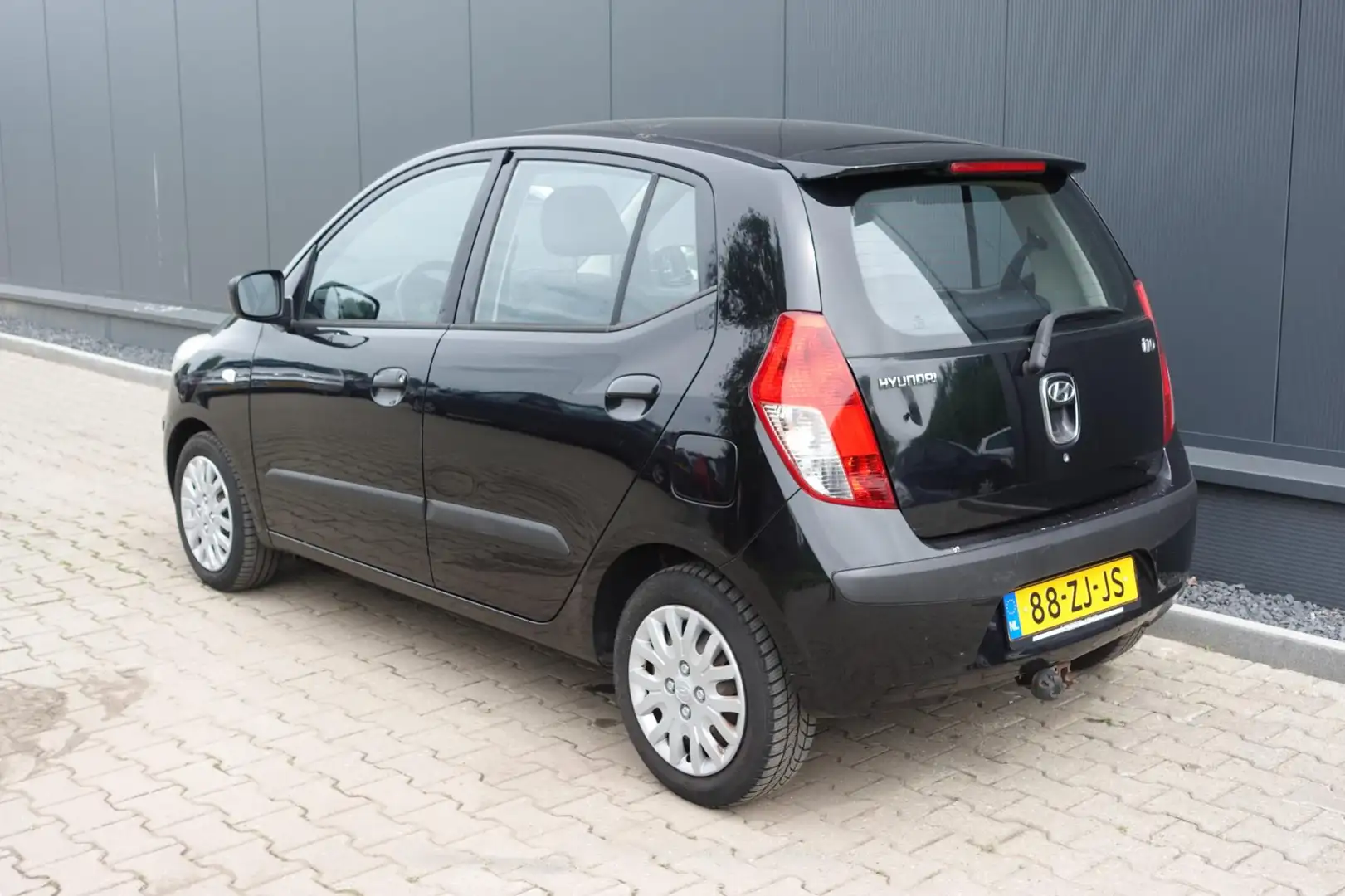 Hyundai i10 1.1 Dynamic Cool Fekete - 2