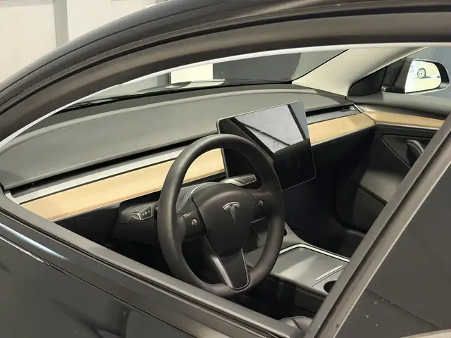 Tesla Model 3 view 3