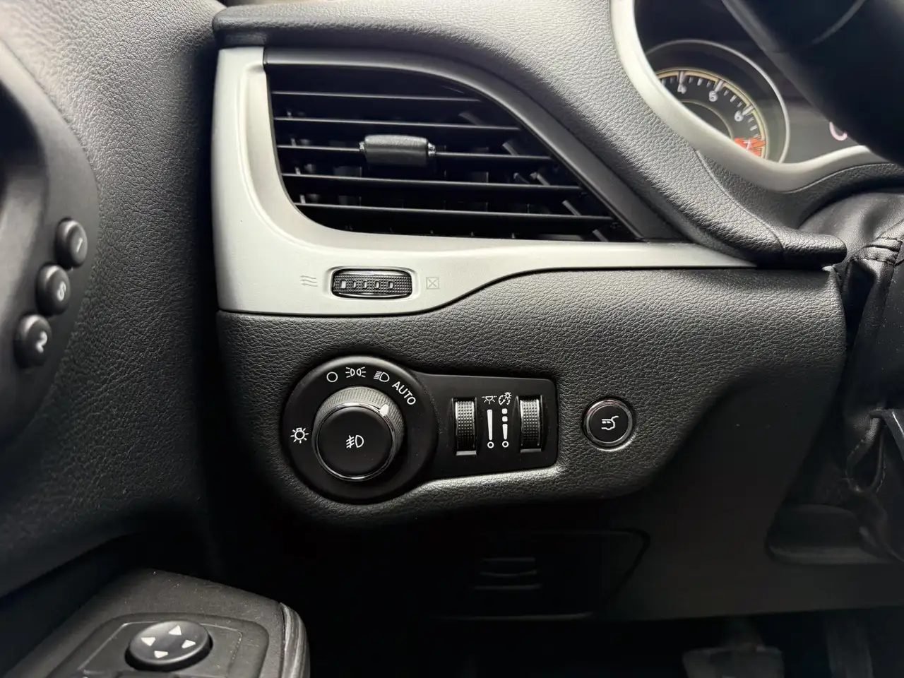 Jeep Cherokee снимка Jeep Cherokee