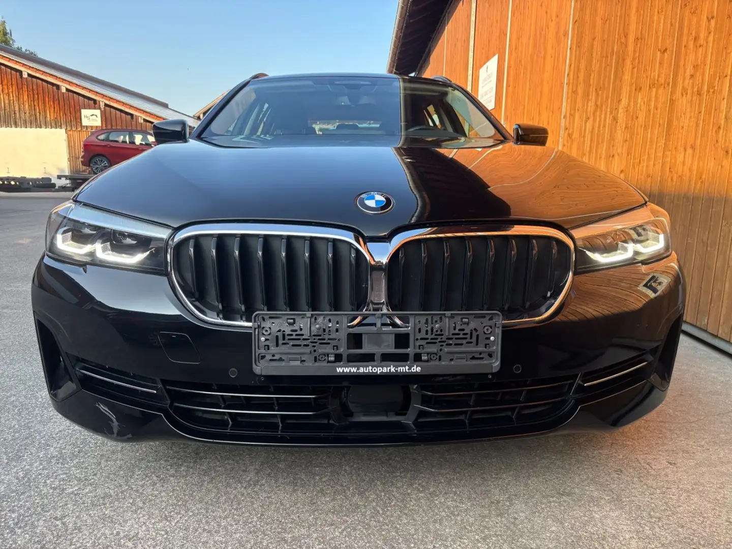 BMW 520 i Aut. Facelift Navi LED Panorama Abstandstem Noir - 2