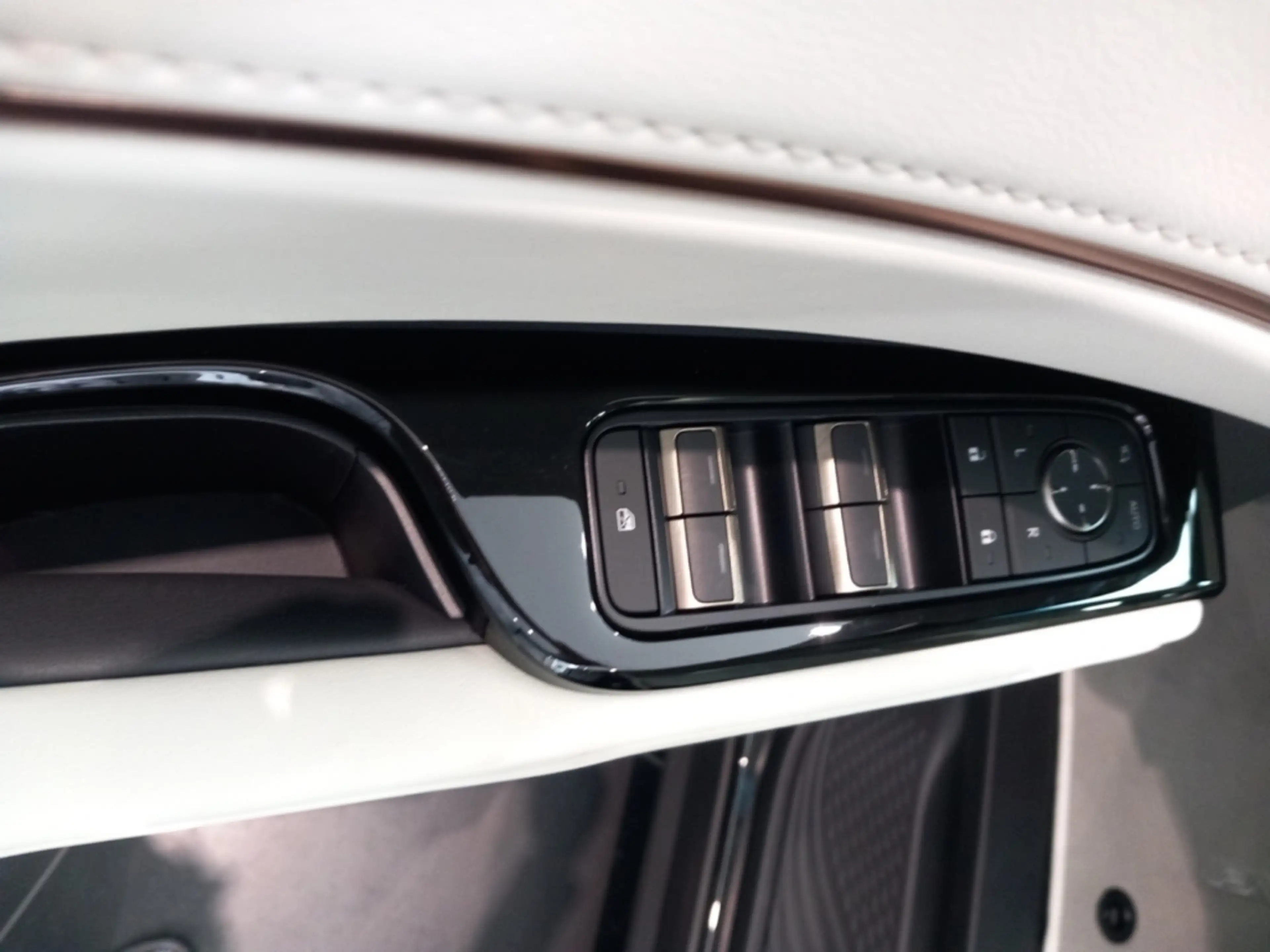 Lexus LM 350h 2,5, 250 PS Hybrid E-Four 4-Türer LUXURY L — photo 14