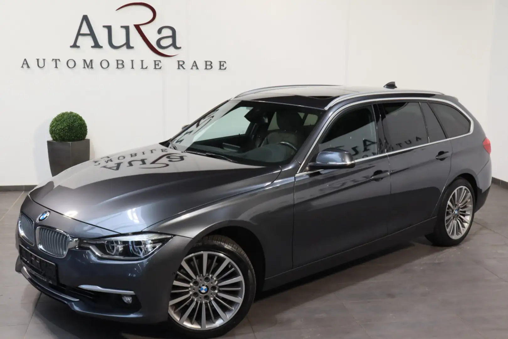 BMW 330 Touring xDrive Luxury-Line NAV+LED+PANO+ACC Grau - 1