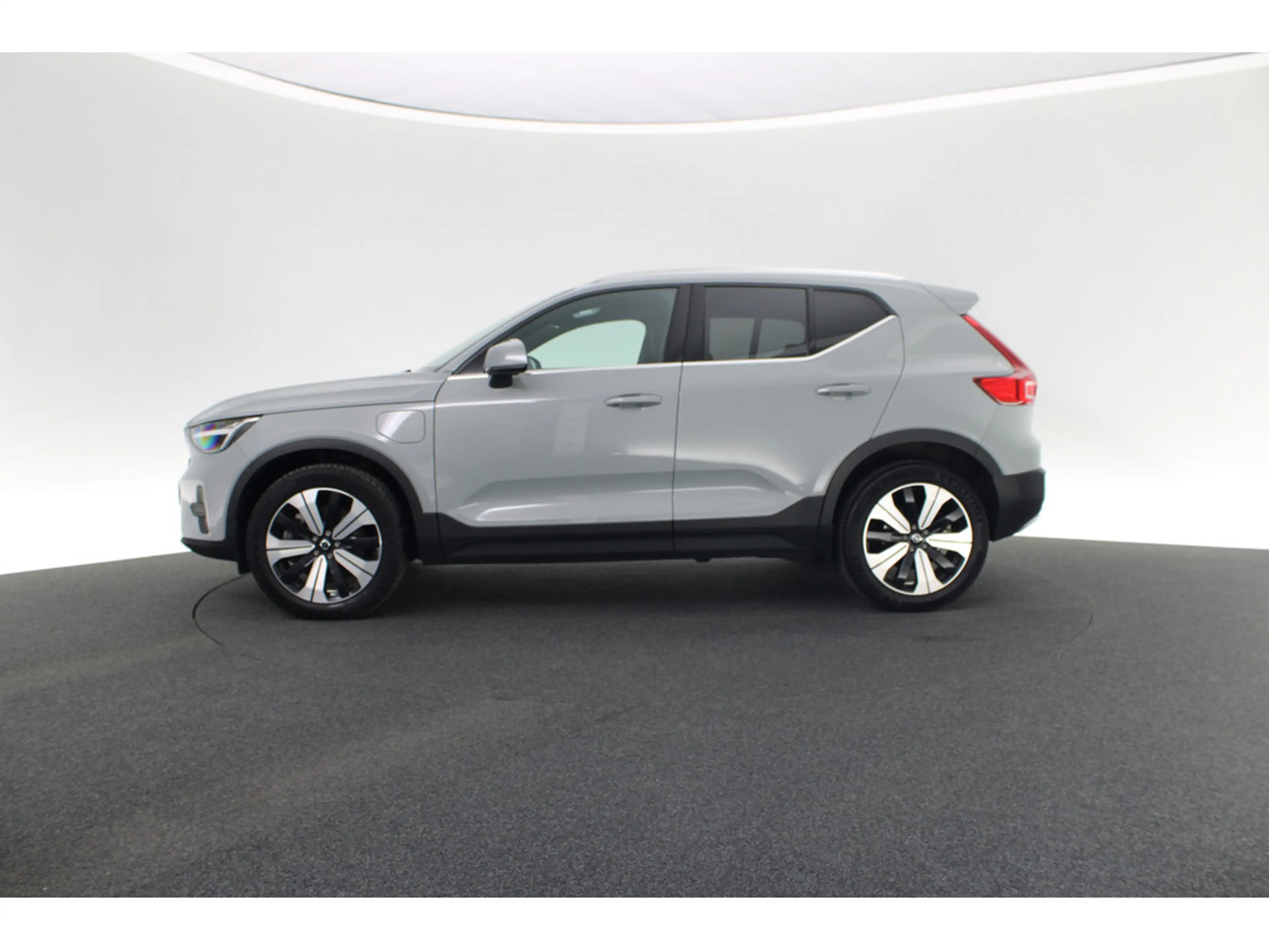 Volvo XC40 T4 Recharge DKG Plus Bright aus 1.Hand — photo 2