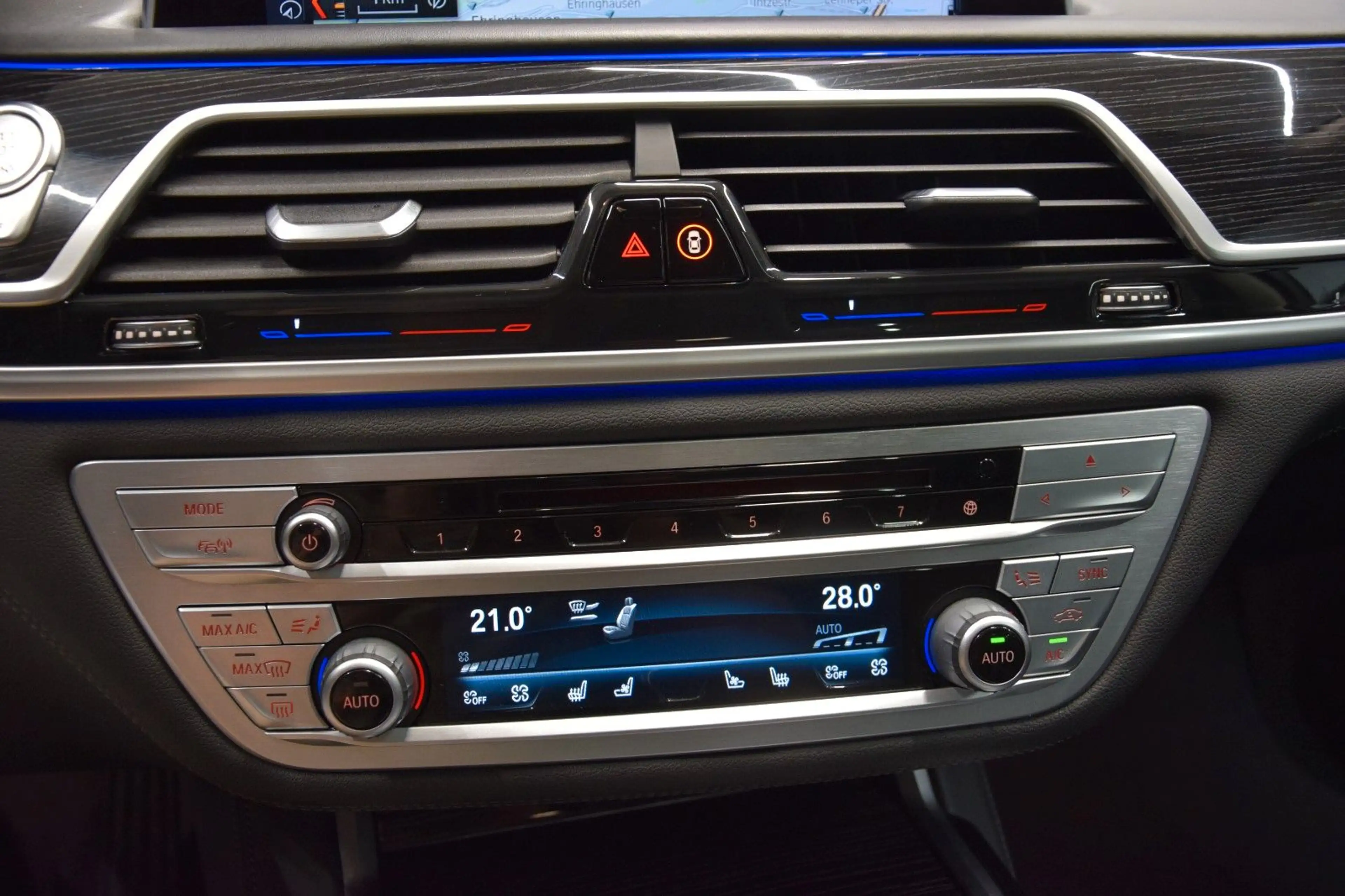 BMW 750 d xDrive HuD Leder ACC Massage H&k Laser Kam — photo 23