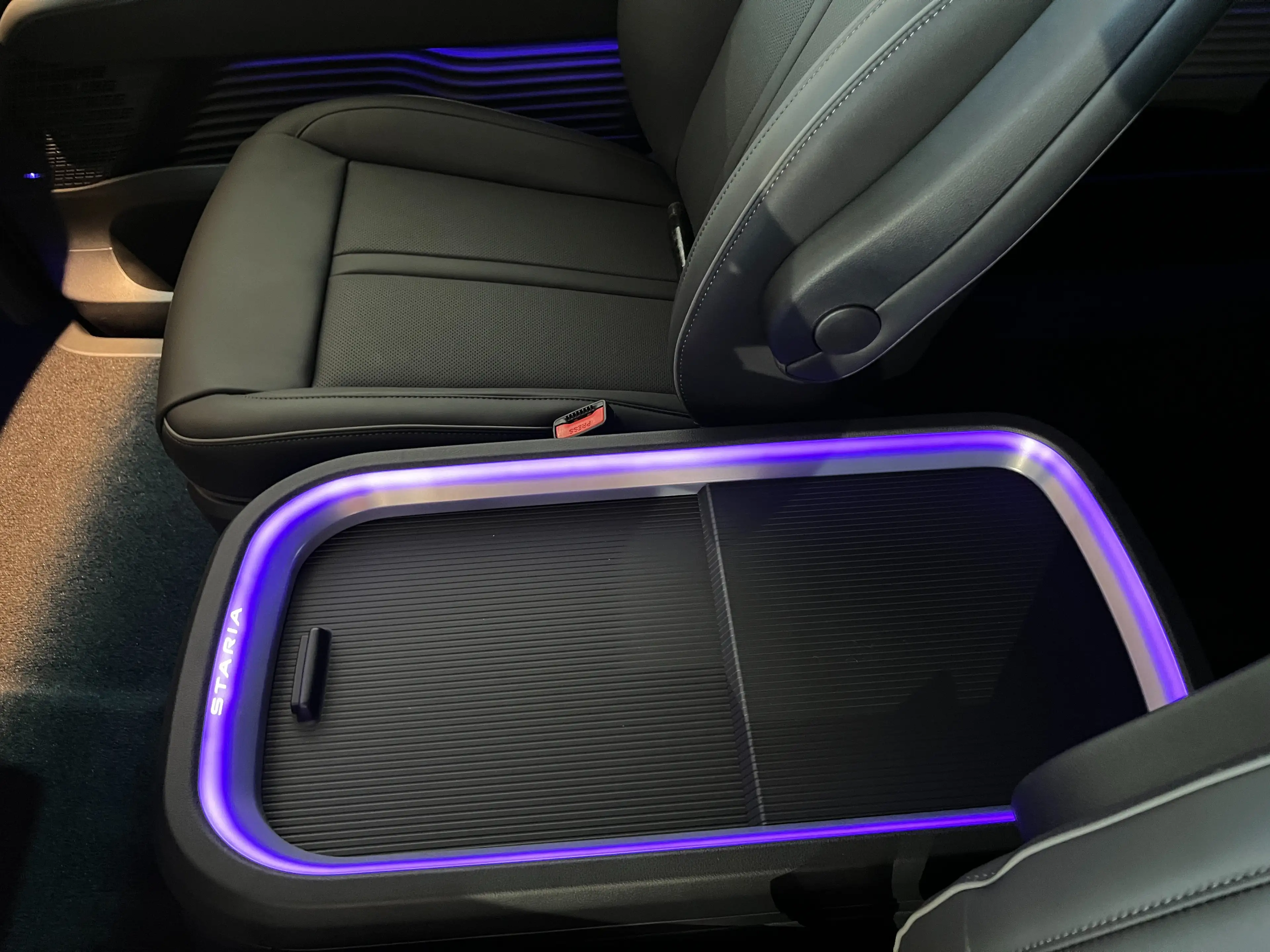 Hyundai STARIA Signature Hybrid 2WD — photo 14