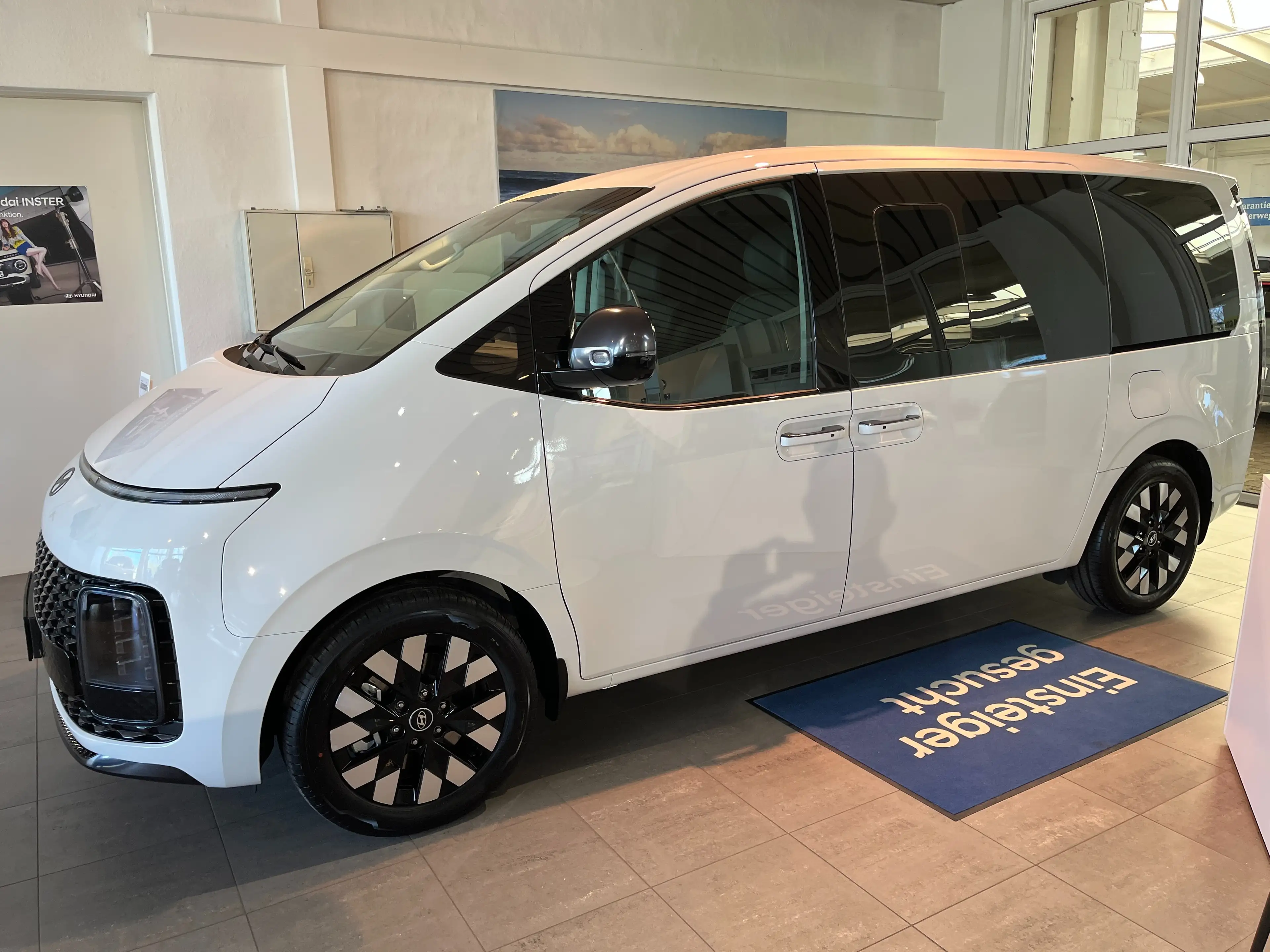 Hyundai STARIA Signature Hybrid 2WD — photo 2