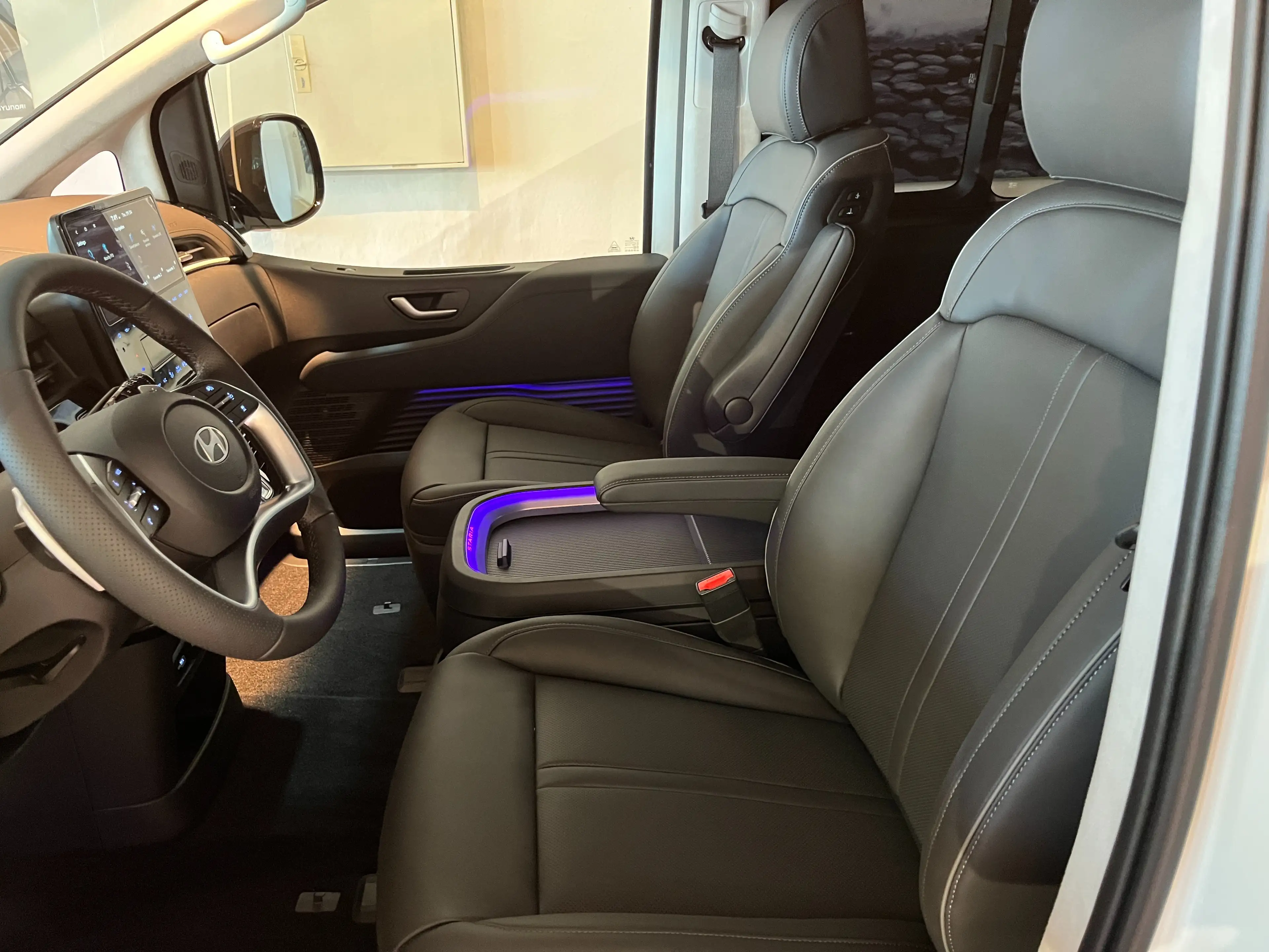 Hyundai STARIA Signature Hybrid 2WD — photo 15