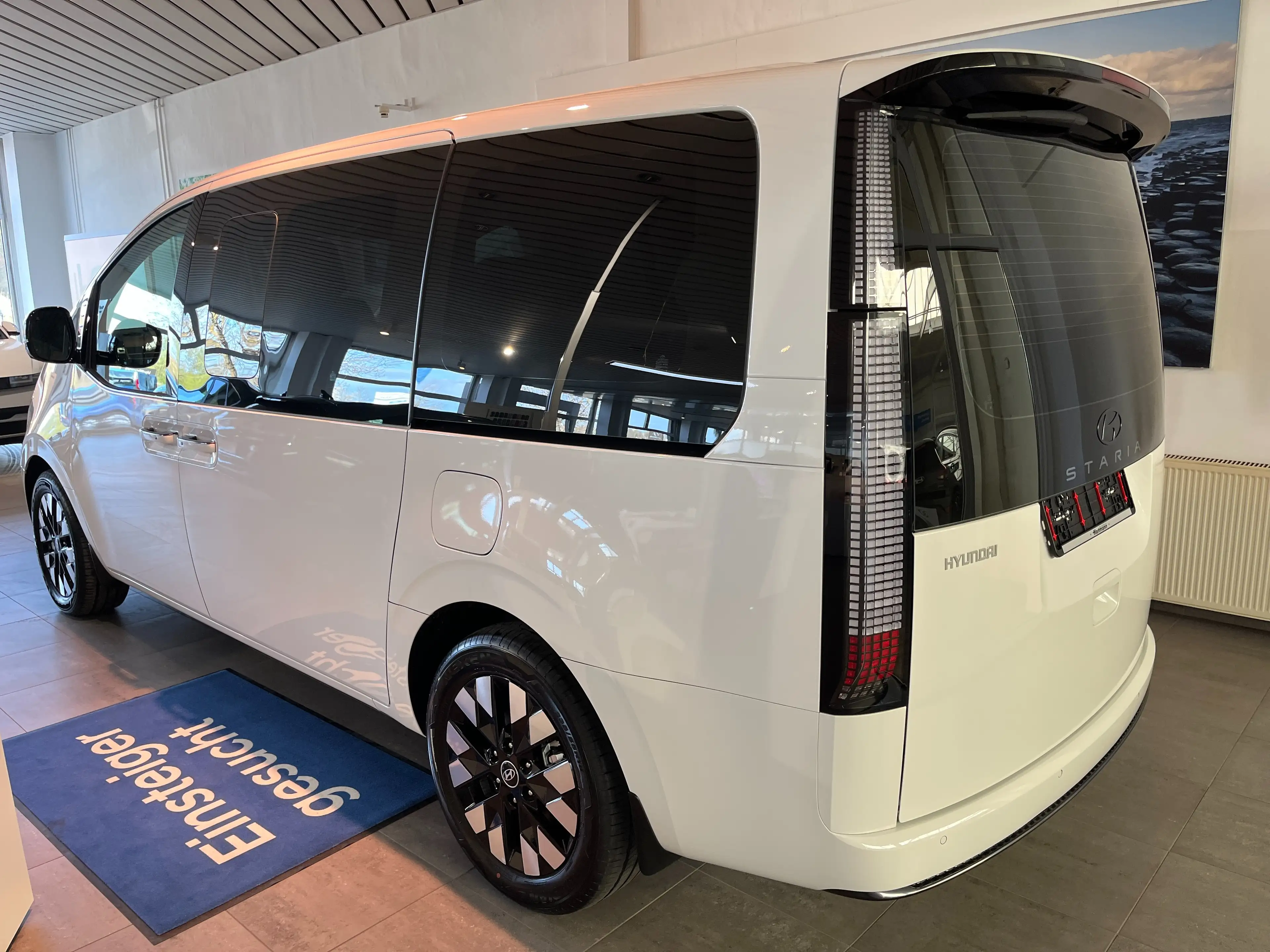 Hyundai STARIA Signature Hybrid 2WD — photo 3