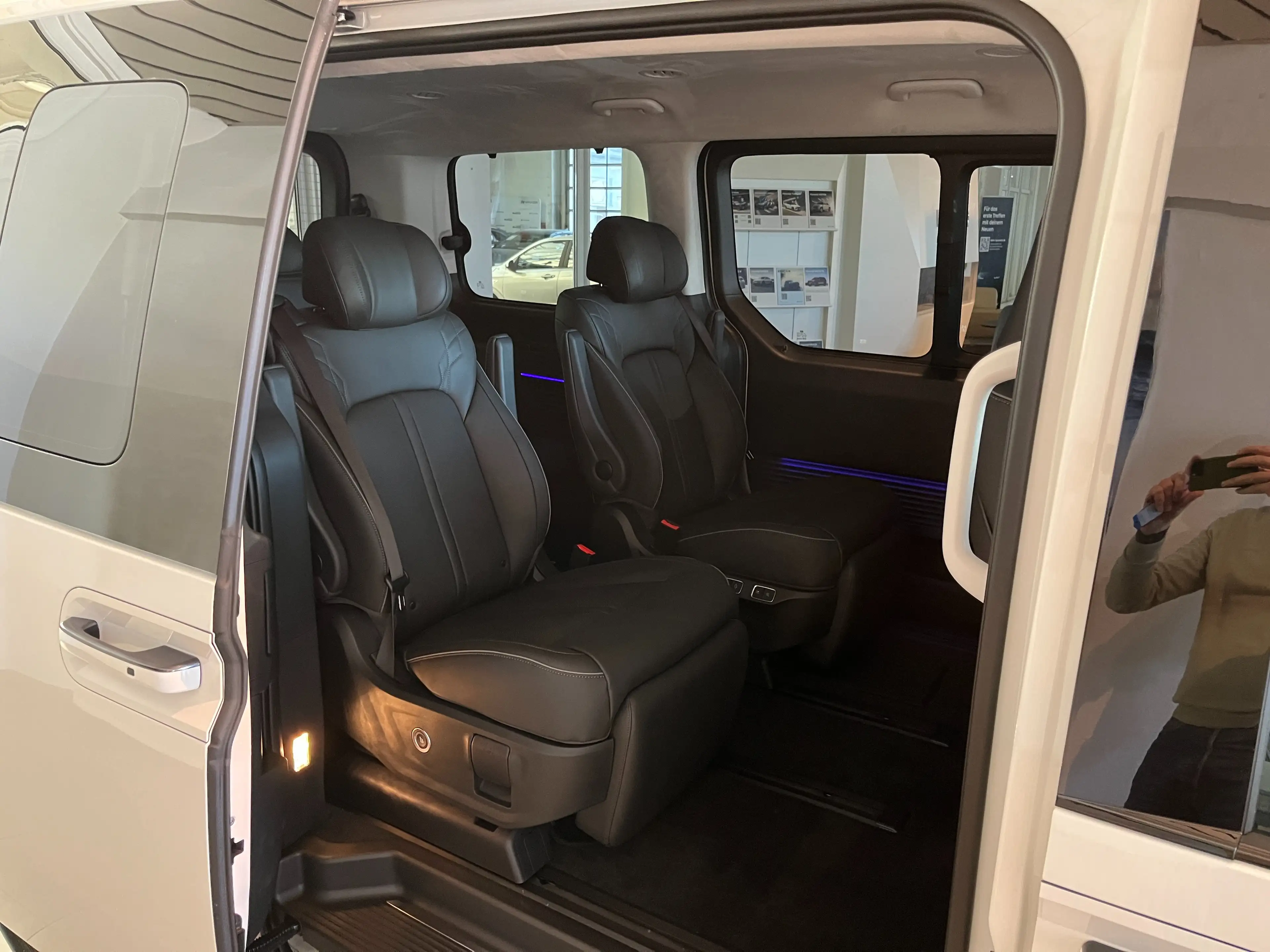 Hyundai STARIA Signature Hybrid 2WD — photo 6
