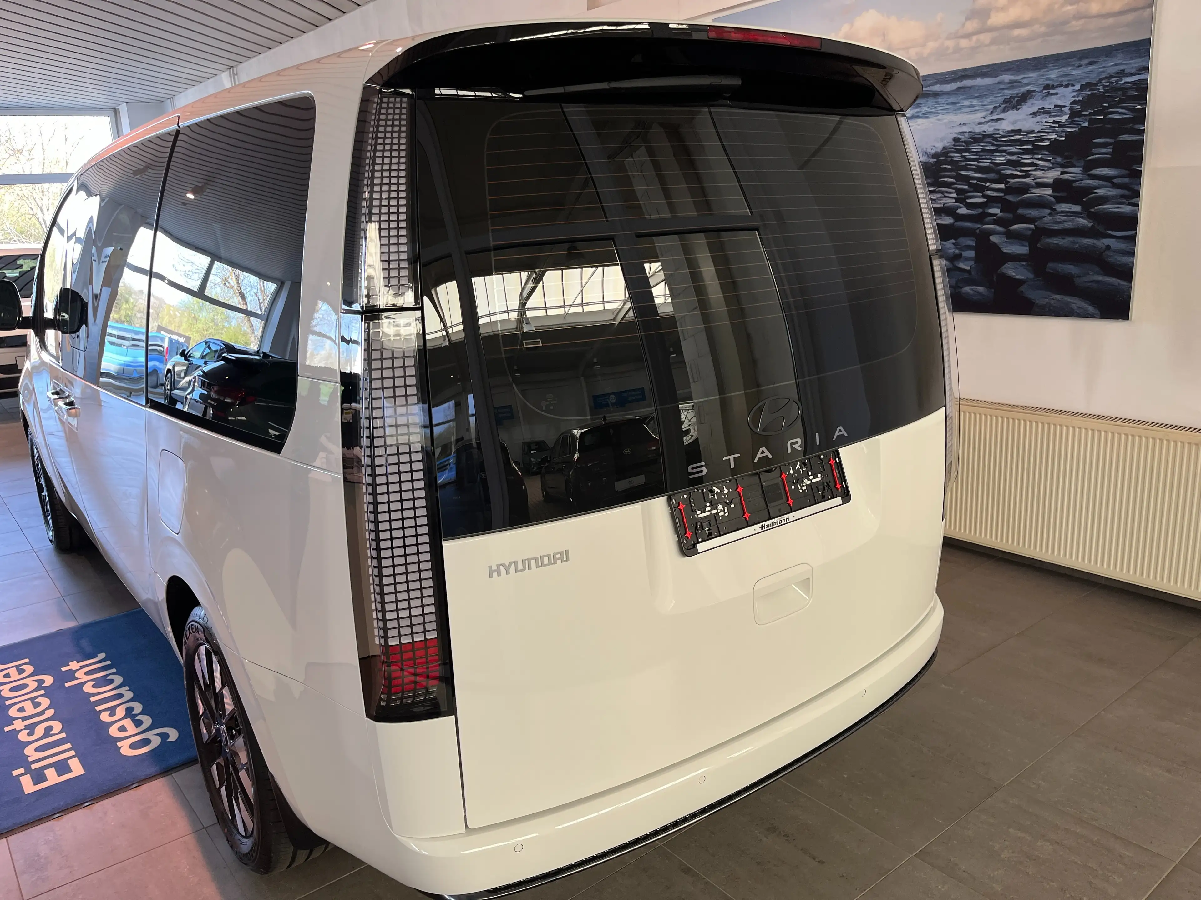 Hyundai STARIA Signature Hybrid 2WD — photo 4