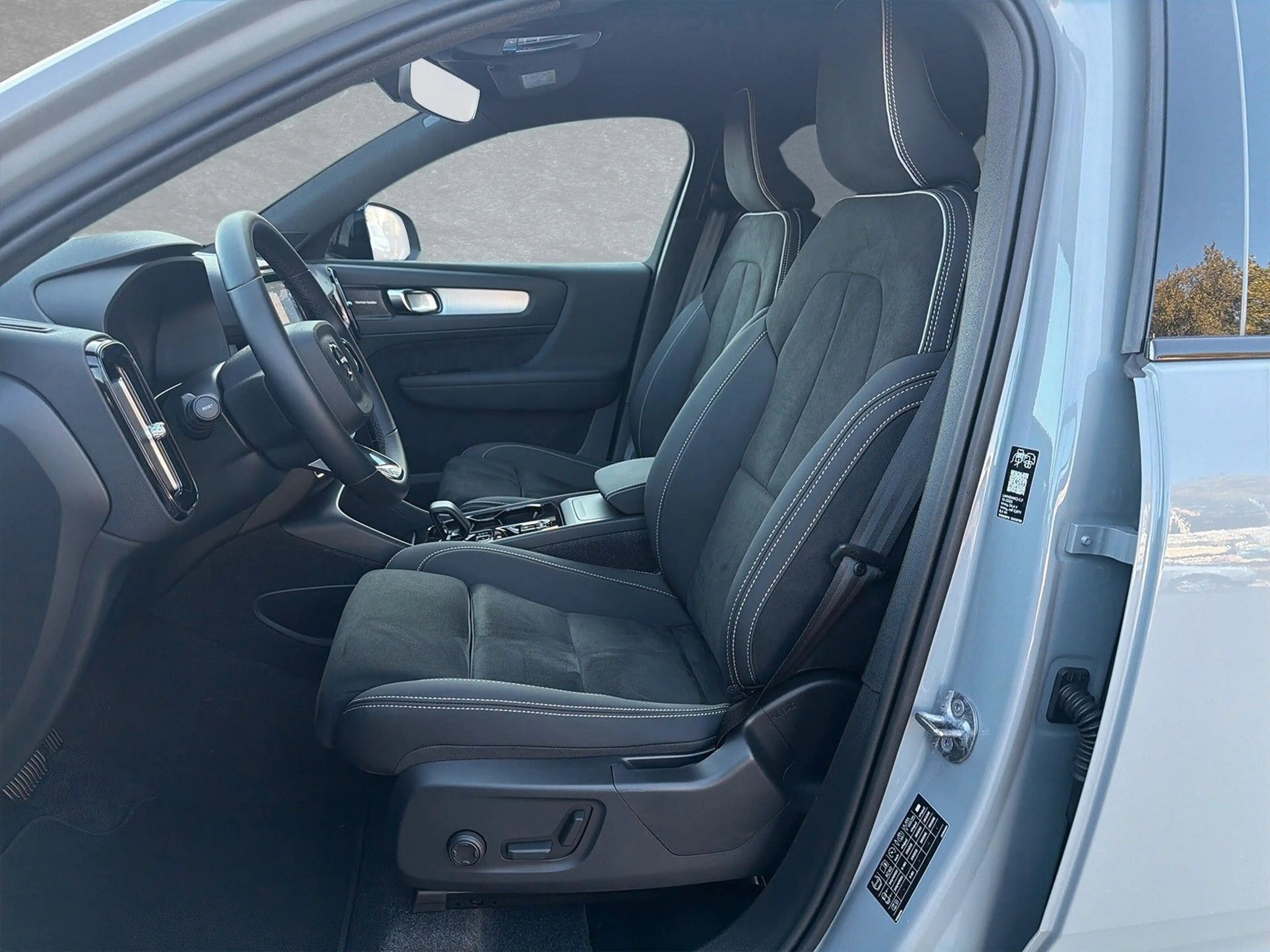 Volvo XC40 B3 MILD-Hybrid Black Edition Plus ACC BLIS — photo 3
