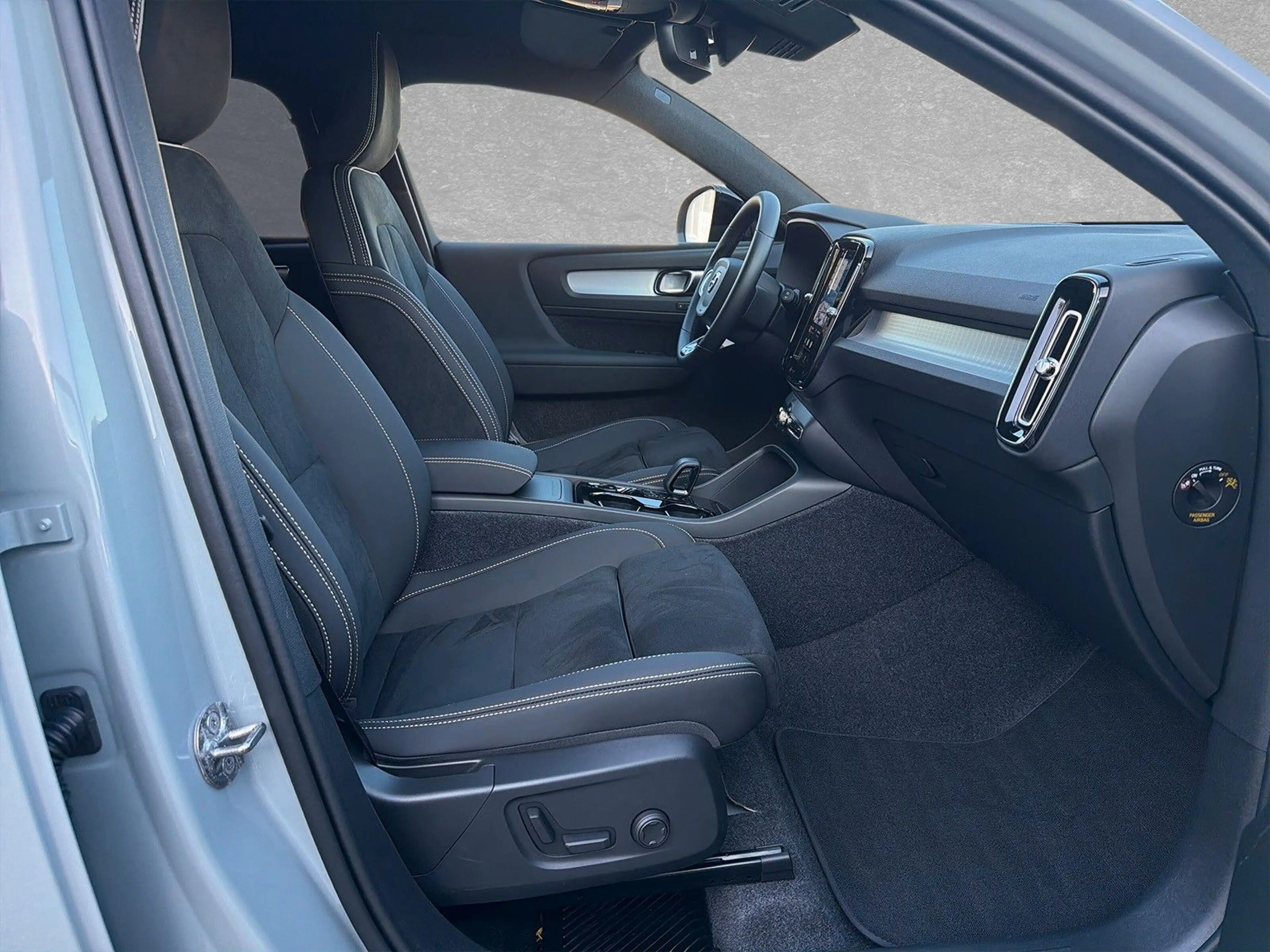 Volvo XC40 B3 MILD-Hybrid Black Edition Plus ACC BLIS — photo 4