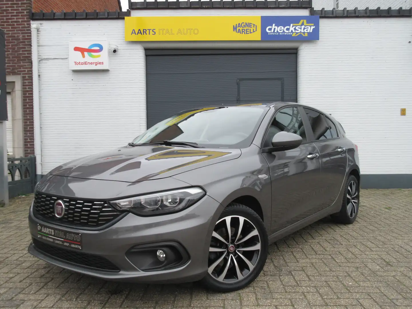 Fiat Tipo 1.4 Easy 5d Grijs - 1