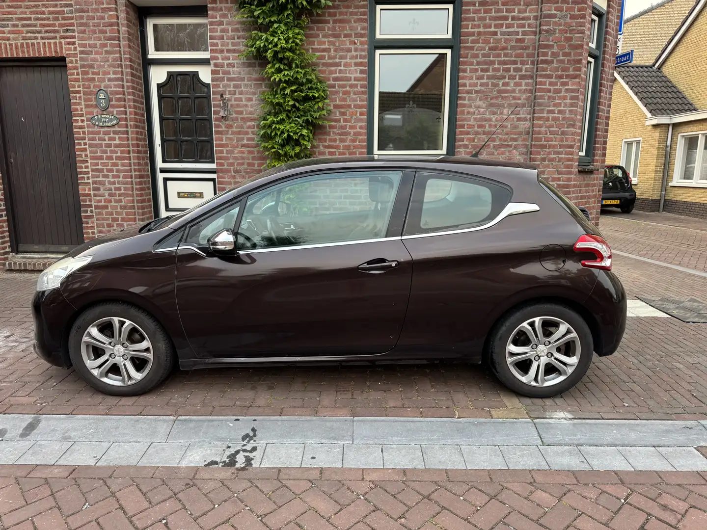 Peugeot 208 1.6 e-HDi Allure Marrón - 1